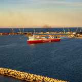 A est ecco che si allarga il grande Porto, con le sue navi...